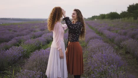 Dos-Mujeres-Sensuales-Entre-Un-Campo-De-Lavanda-Disfrutando-Del-Tiempo-Juntas.