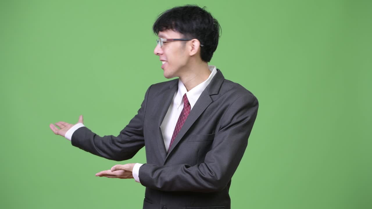젊은 아시아 사업가 으로 무언가를 보여주고