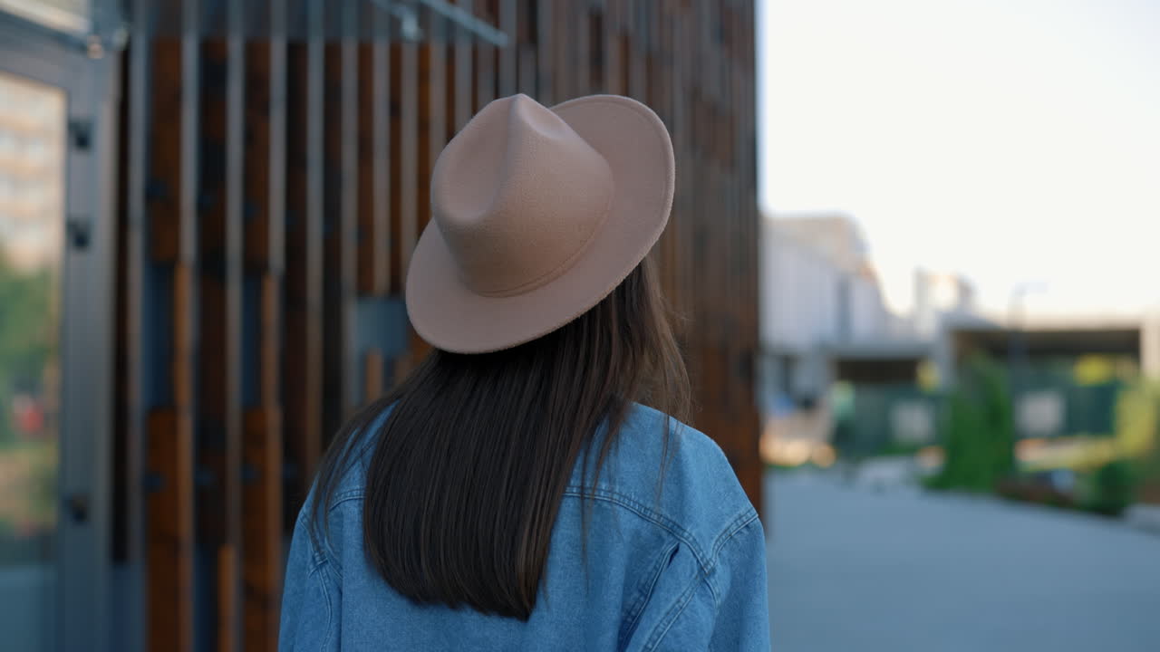 멀리 걸어가는 여자