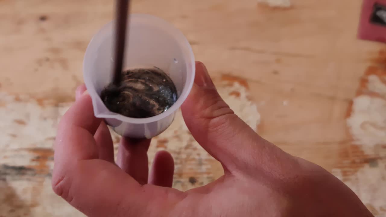 소량의 에폭시 수지와 흑색 안료를 혼합하여 미술품과 코스터를 만듭니다.