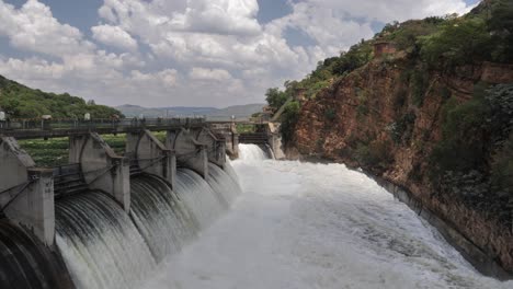 El-Agua-De-La-Inundación-De-Primavera-Se-Libera-De-Las-Puertas-De-La-Represa-Hidroeléctrica-En-África