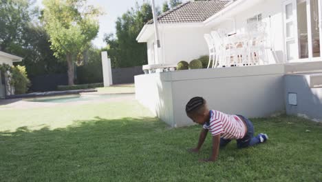 Afroamerikanischer-Junge-Spielt-Im-Garten,-In-Zeitlupe