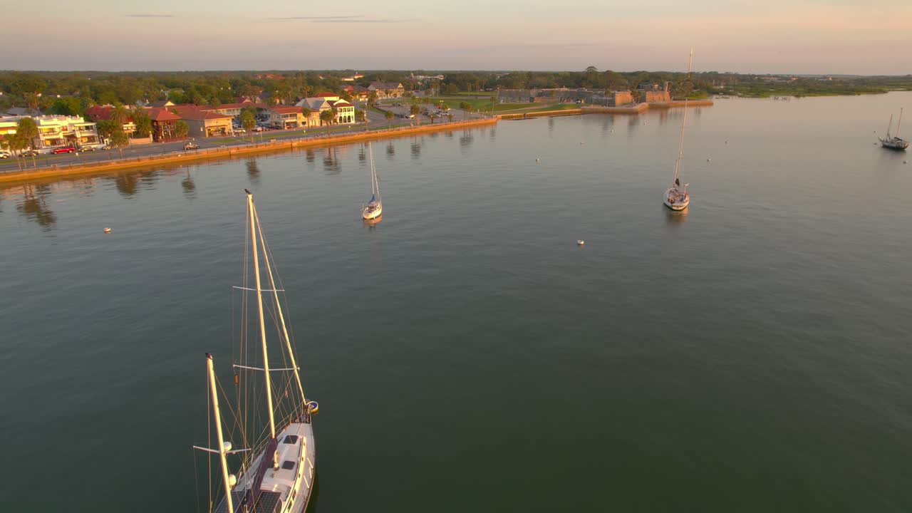 Impresionante viaje aéreo de la serenidad de un amanecer en San Agustín sobre las tranquilas aguas del río.