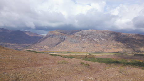 Vista-Panorámica-De-Las-Montañas-Beinn-Eighe-En-Escocia-Bajo-Un-Cielo-Nublado