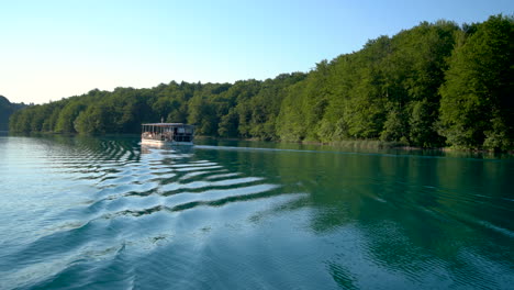 Tourists-Travel-on-Boat-in-Plitvice-Lakes,-Croatia