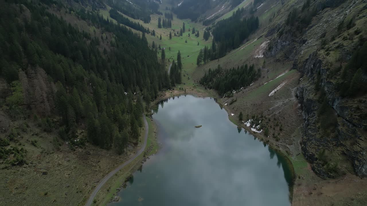 Riprese aeree con drone del Talalpsee, Filzbach, Canton Glarona, Svizzera