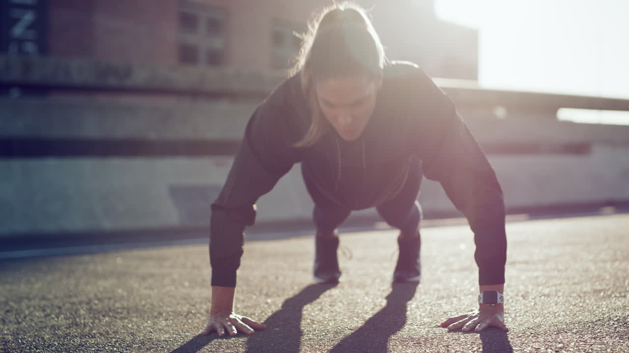 야외에서 푸시업을 하는 여자