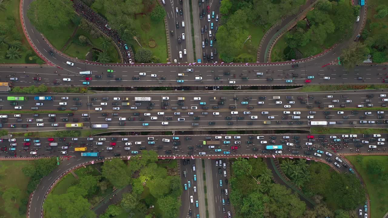 자카르타 시내에서 일몰 시간, 교통 혼잡한 거리, 도로 교차로, 공중 다운 파노라마, 4k 인도네시아