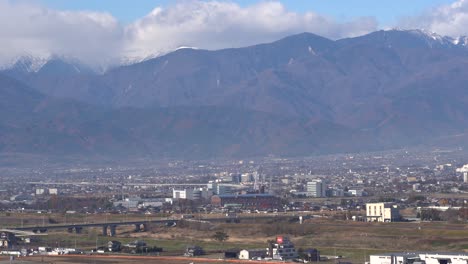 amplia vista del paisaje de la prefectura de yamanashi con la conducción de automóviles y el telón de fondo de la montaña
