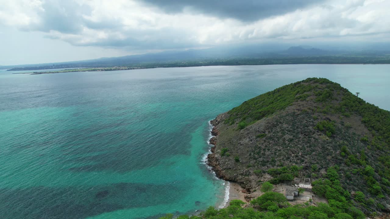 Volando vicino al faro sulla cima di Ilheu das Cabras con falchi che volano nelle vicinanze. São Tomé, Africa