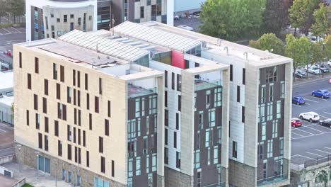 intrigante arquitectura brutalista moderna se destaca en el centro de la ciudad de barnsley, inglaterra