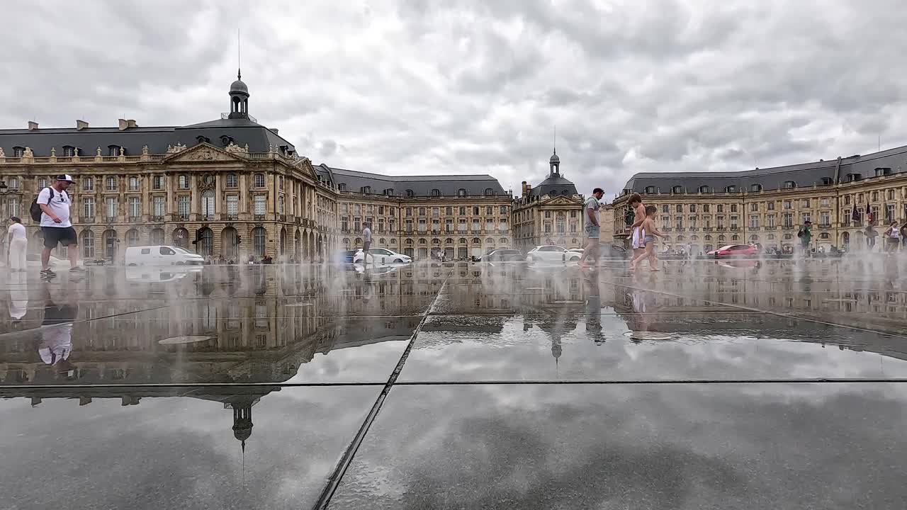 Visitatori che interagiscono con lo specchio d'acqua a Bordeaux