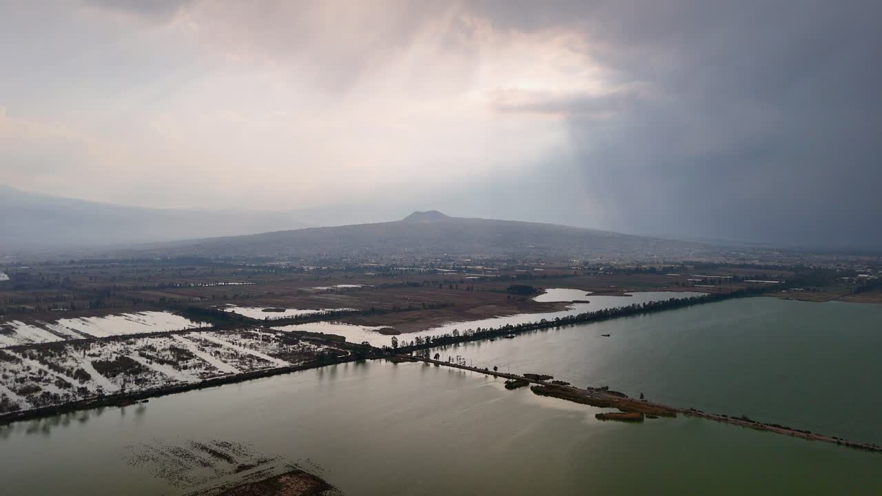 멕시코 시티 분지에 있는 화산과 호수의 항공 촬영