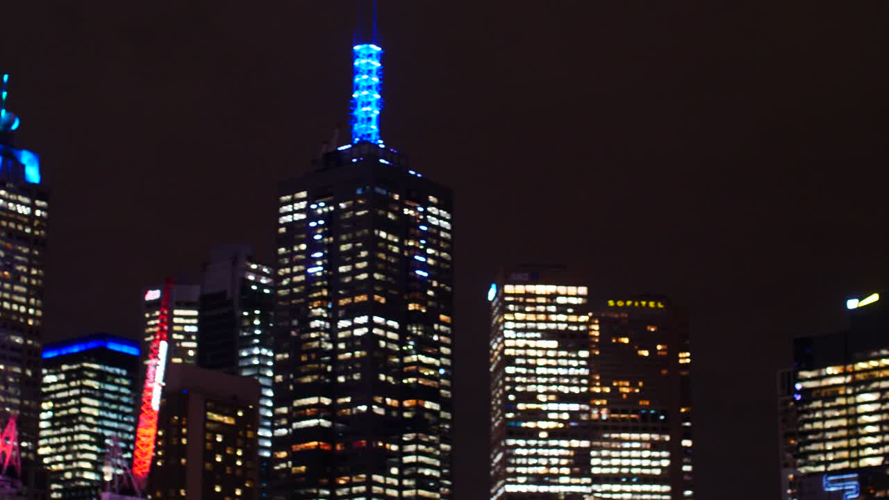 vista del horizonte de melbourne cbd en la noche desde la orilla sur, yarra riverside nighttime, melbourne