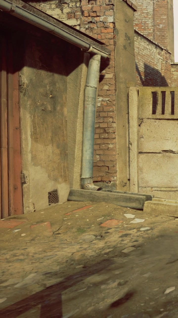 Vecchio edificio con porta in legno e muro di mattoni vicino a una strada vuota.