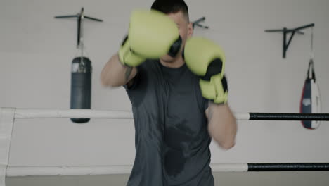hombre boxeando en un gimnasio