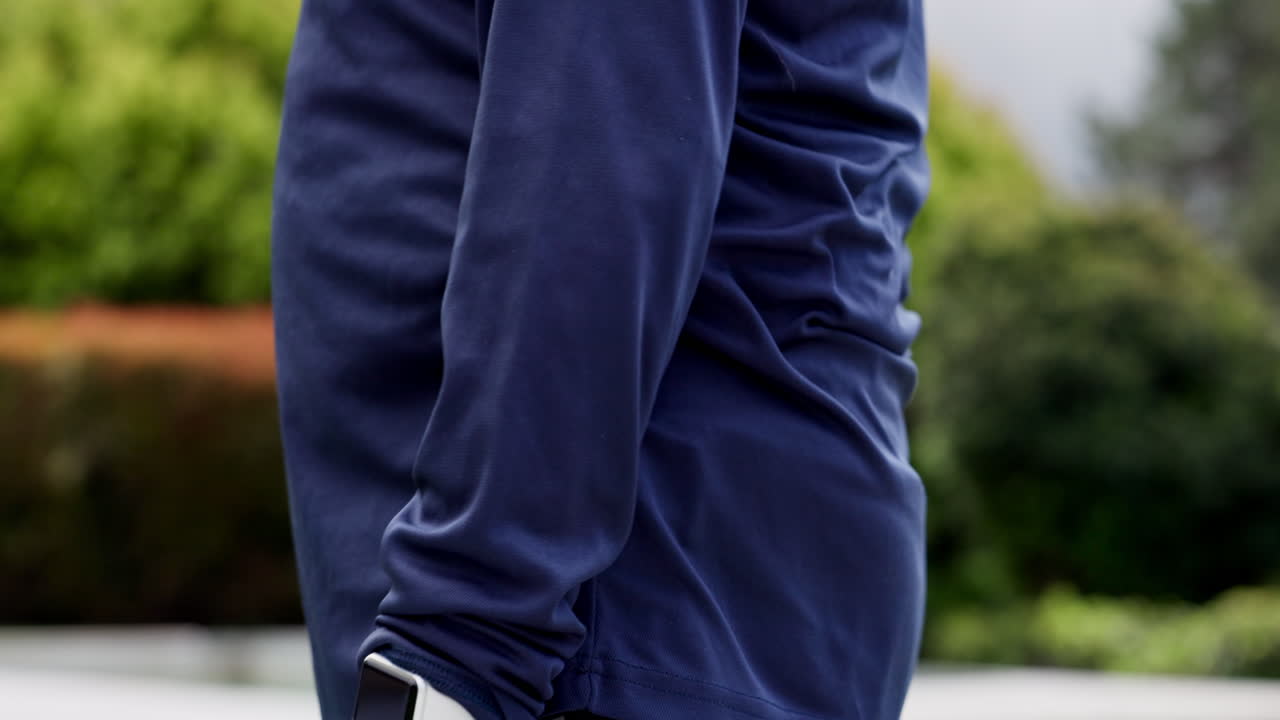 hombre mayor, dolor de espalda y lesiones en las manos