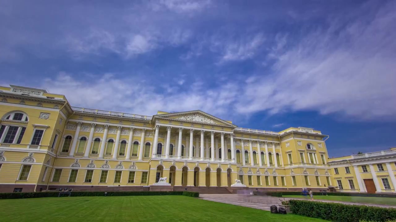 O Museu Estatal Russo timelapse hyperlapse - o maior museu de arte russa do mundo. Céu azul nublado e gramado verde. SÃO PETERSBURGO, RÚSSIA.