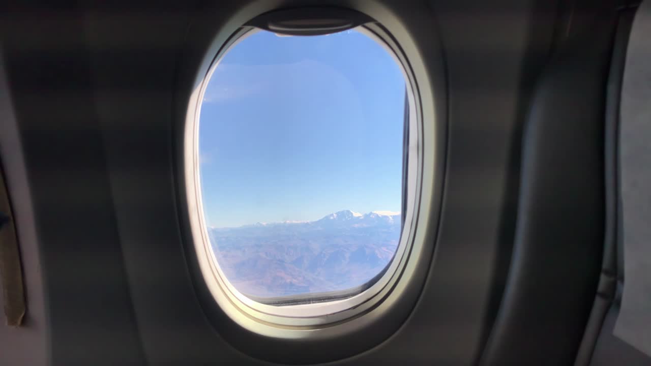 비행기 창문에서 남미의 안데스 산맥을 바라보는 4k 해상도.