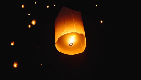 linternas del cielo por la noche