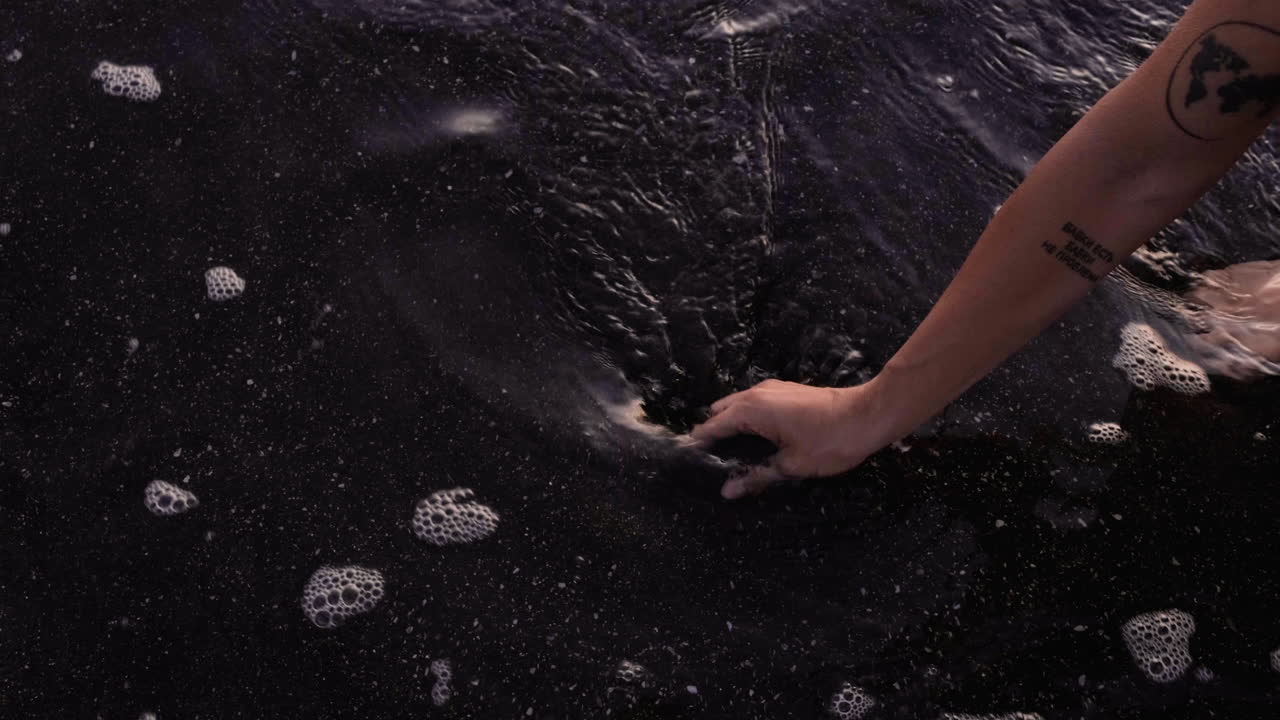 отдай мне воду.