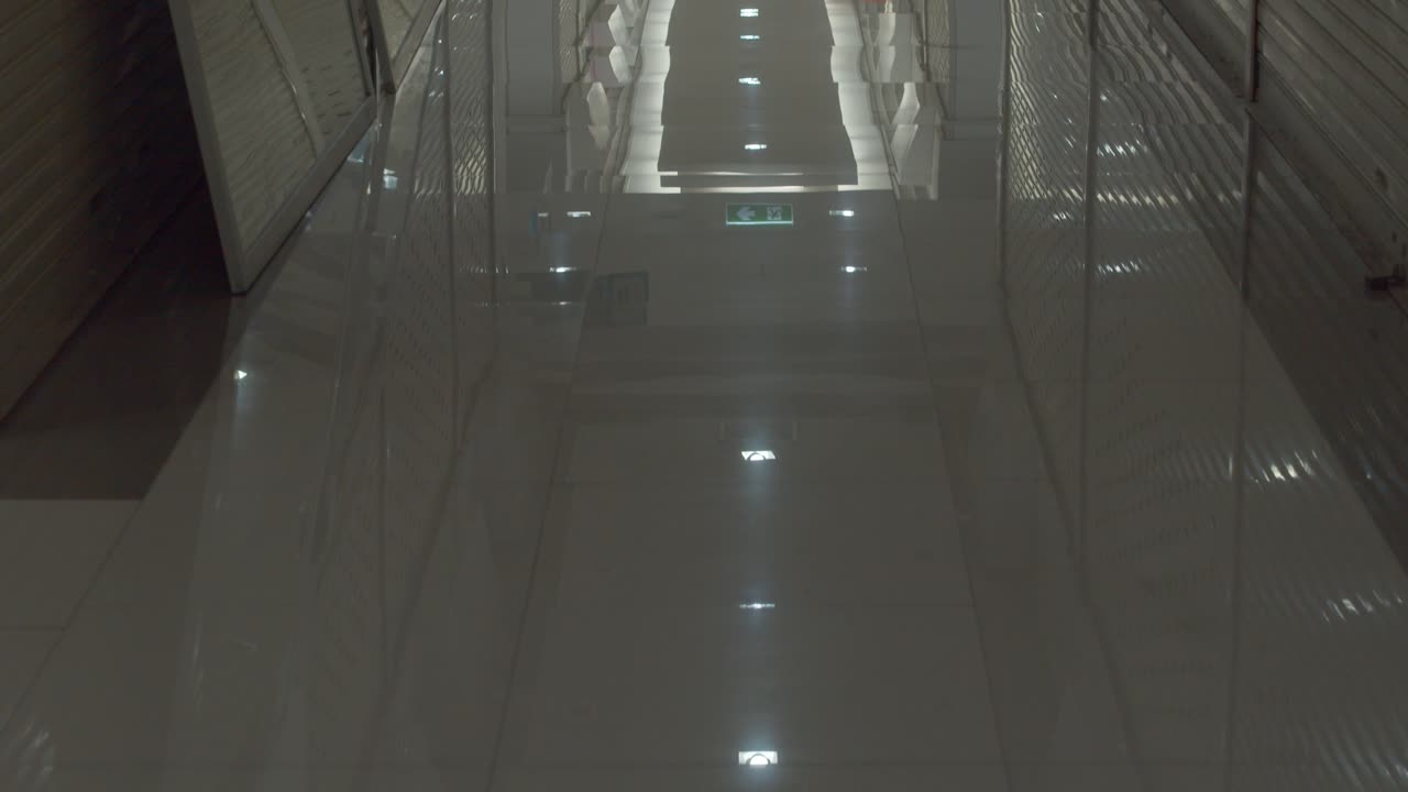 위로 기울이면 무역 전쟁, 경기 침체, 경제 실패, 온라인 쇼핑으로 인한 비즈니스 손실로 인해 폐쇄된 비즈니스 상점과 상점이 표시됩니다.