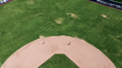 Vista-Aérea-De-Un-Partido-De-Béisbol-Juvenil-En-Verano