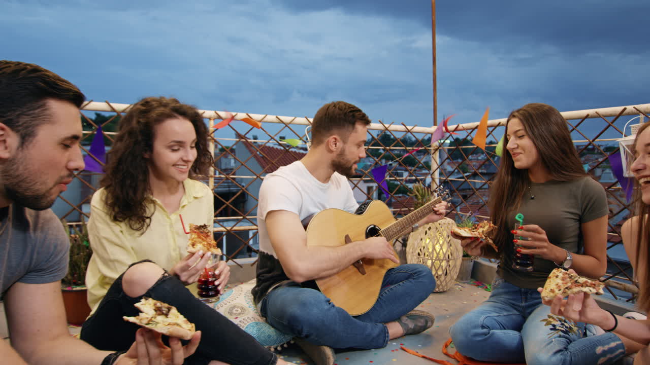 옥상 파티 친구 피자 음악