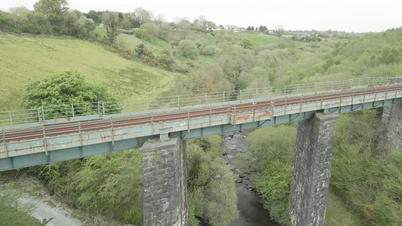 아일랜드 케리 카운티 의 루시  ⁇ 리 를 가로지르는 옛 철도 다리 를 향한 공중