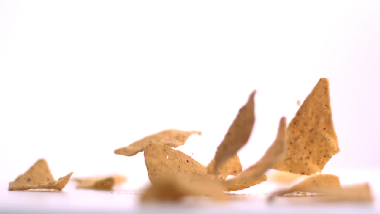 las papas fritas de tortilla cayendo