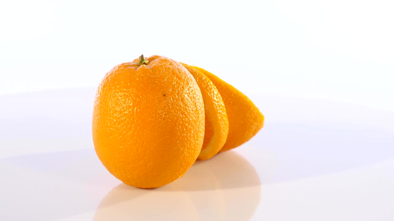 rebanadas girando sobre naranja blanca