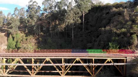 Vuelo-Directo-Del-Dron-Al-Viejo-Puente-Coloreado-De-Guambi-En-Ecuador