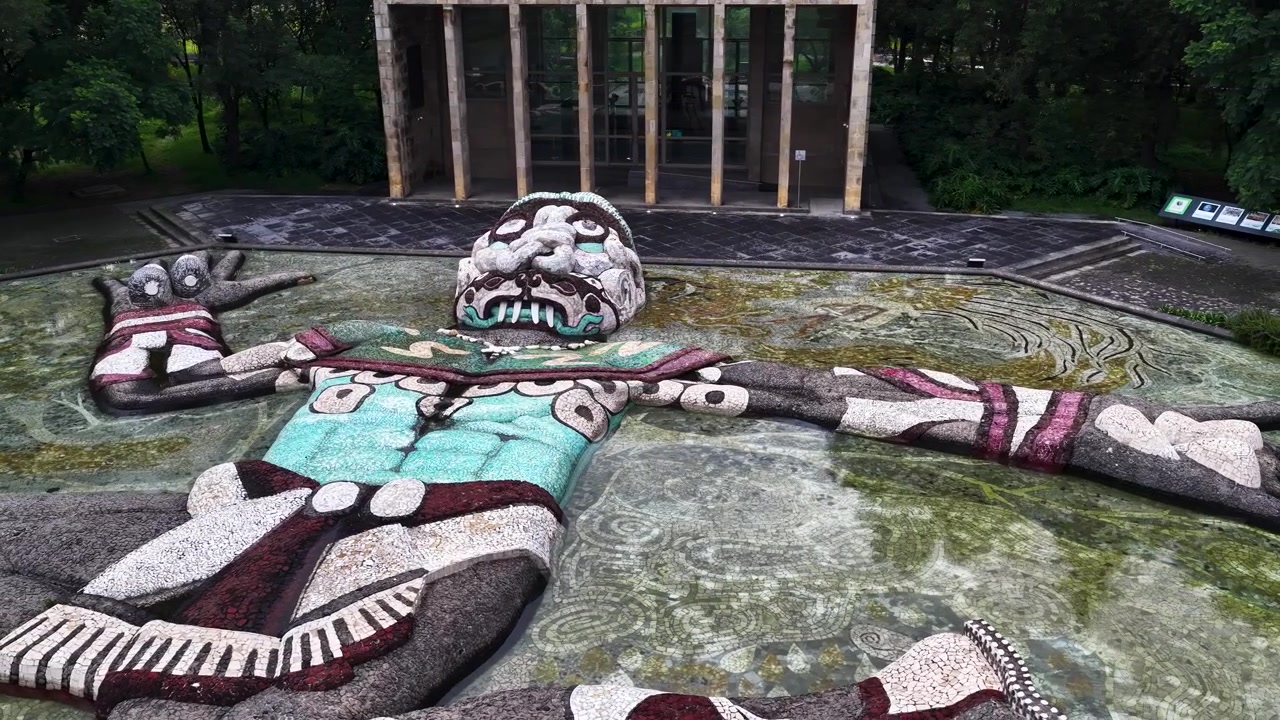 メキシコシティのチャプルテペックにあるディエゴ・リベラの壁画噴水を側面から撮影したビデオ。