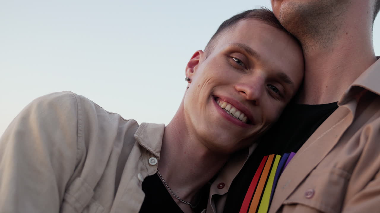 человек, смотрящий с поля.