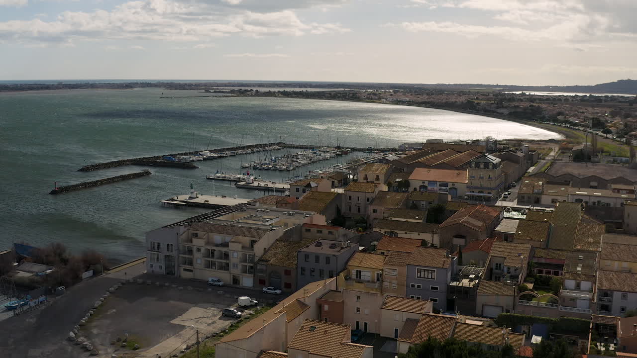 vista aérea de baja a media altitud descubriendo el puerto de navegación de marsella