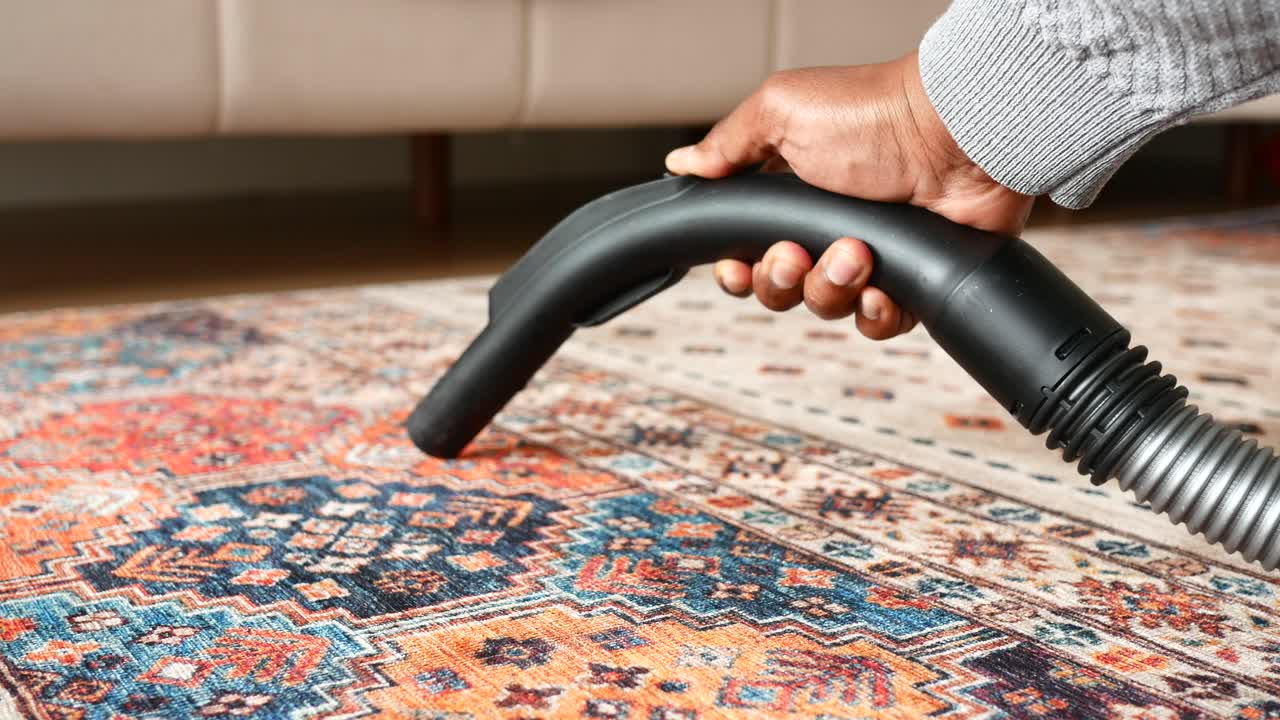 패턴이 있는 카을 진공청소하는 남자