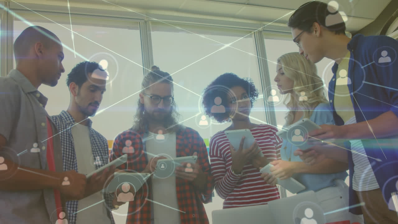 animación de la red con conexiones a través de diversas personas de negocios