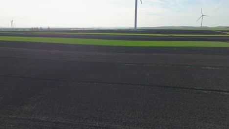 Tierras-De-Cultivo-Verdes-Y-Exuberantes-Con-Patrones-De-Campo-Claros-En-Un-Día-Soleado,-Vista-Aérea