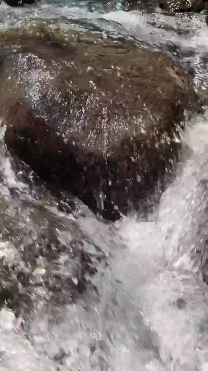 Acqua limpida che scorre sulle rocce lisce del fiume