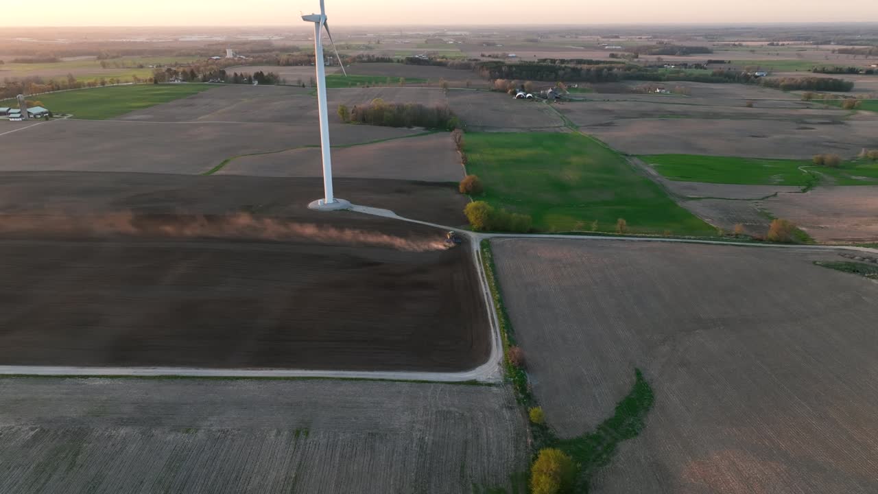4k 공중 영상, 풍력 터빈 에서 움직이는 트랙터를 따라.