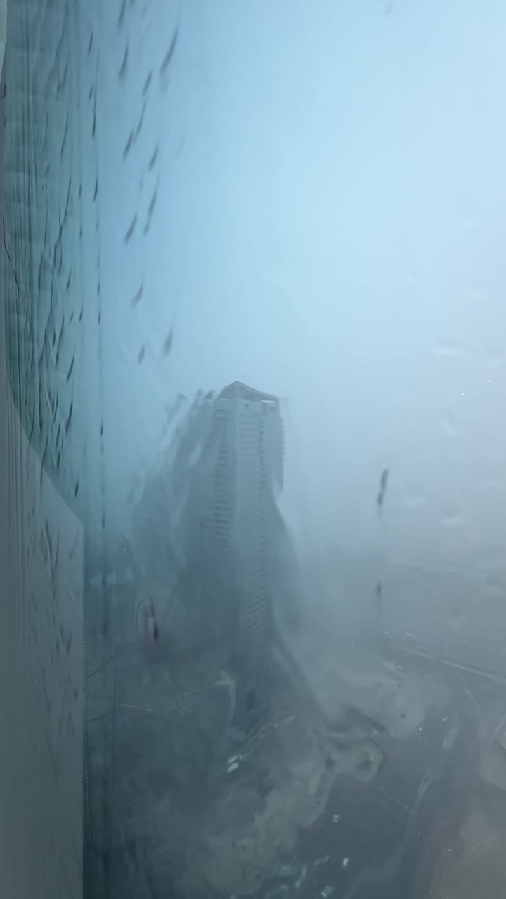 Una vista di acquazzoni su Business Bay a Dubai il 24 marzo 2026, negli Emirati Arabi Uniti.
