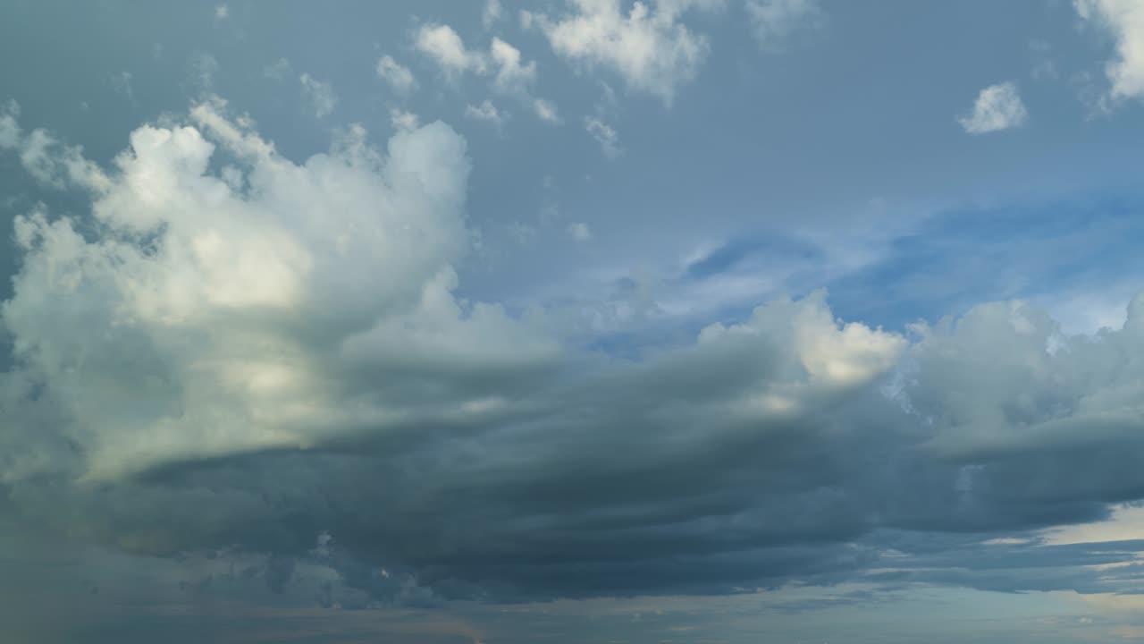폭풍우와 함께 아름다운 어두운 극적인 하늘 비가 오기 전에 시간 경과