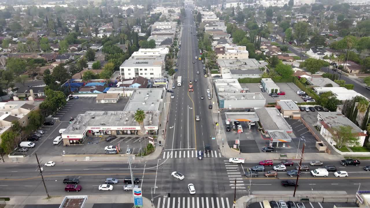 avance aéreo sobre el cruce del distrito de van nuys, los angeles
