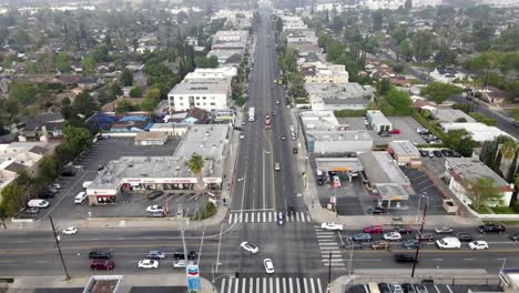 Luft-Nach-Vorne-über-Die-Kreuzung-Des-Bezirks-Van-Nuys,-Los-Angeles