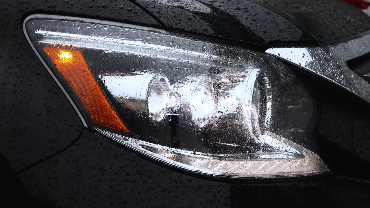 un video de los faros de un todoterreno de lujo negro encendiéndose