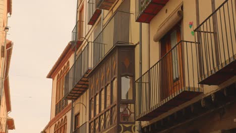 Casco-Antiguo-Medieval-Con-Fachada-Típica-De-Arquitectura-En-Morella,-Castellon,-España