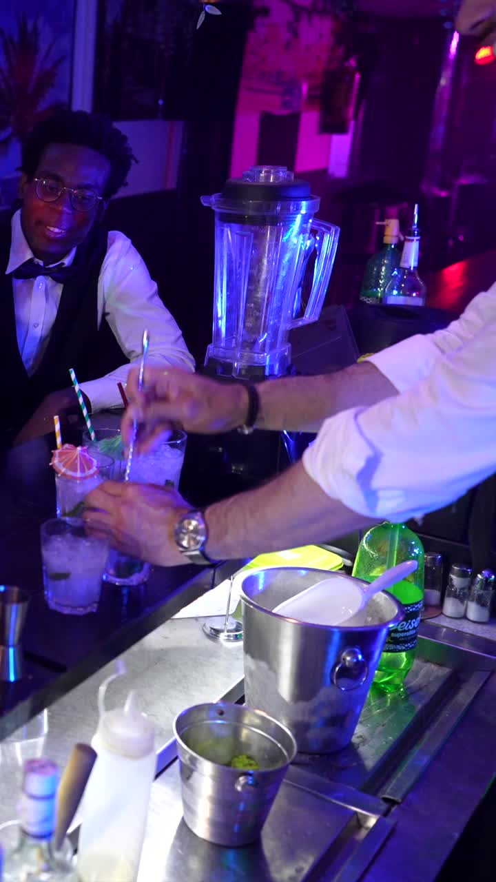 Persone che si godono dei cocktail a una festa