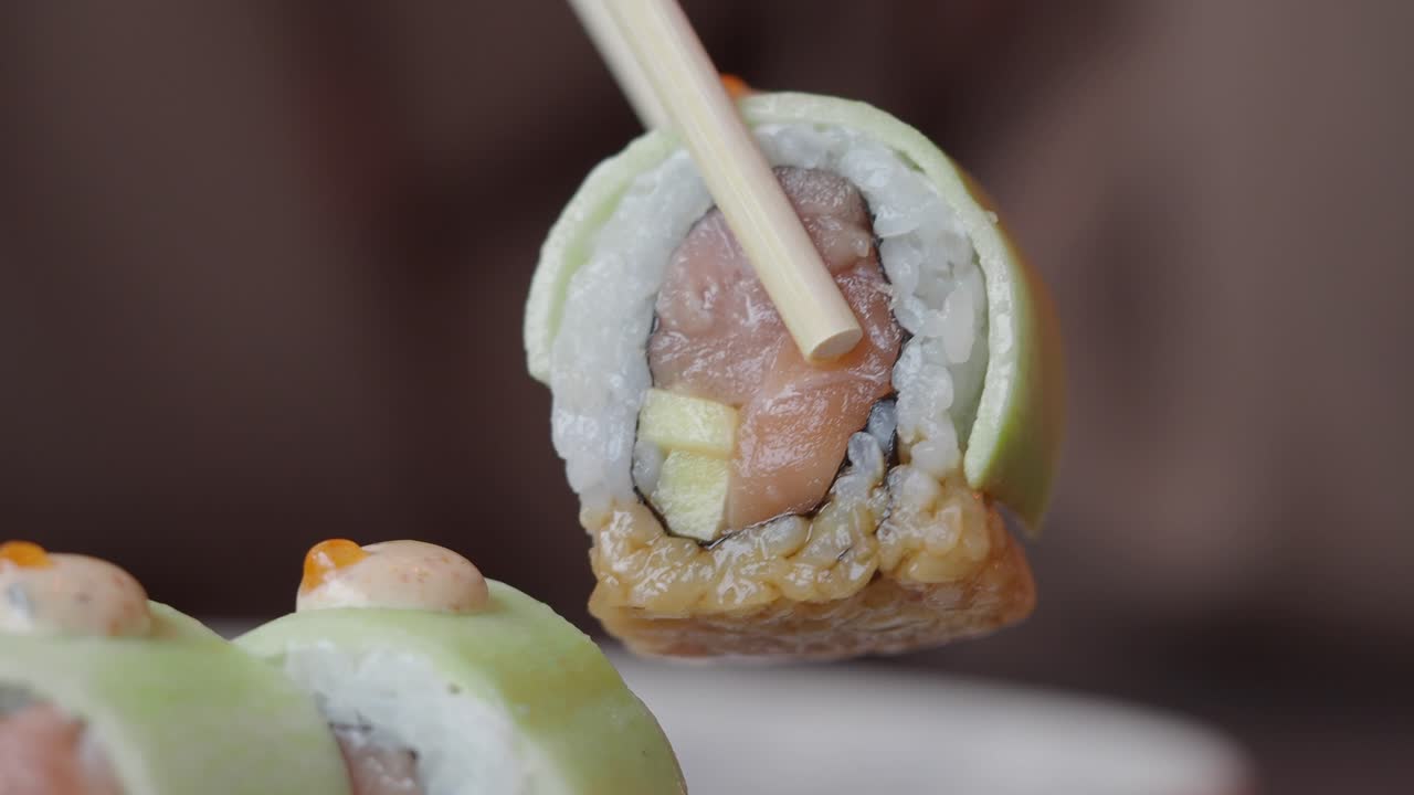 primer plano de los rollos de sushi