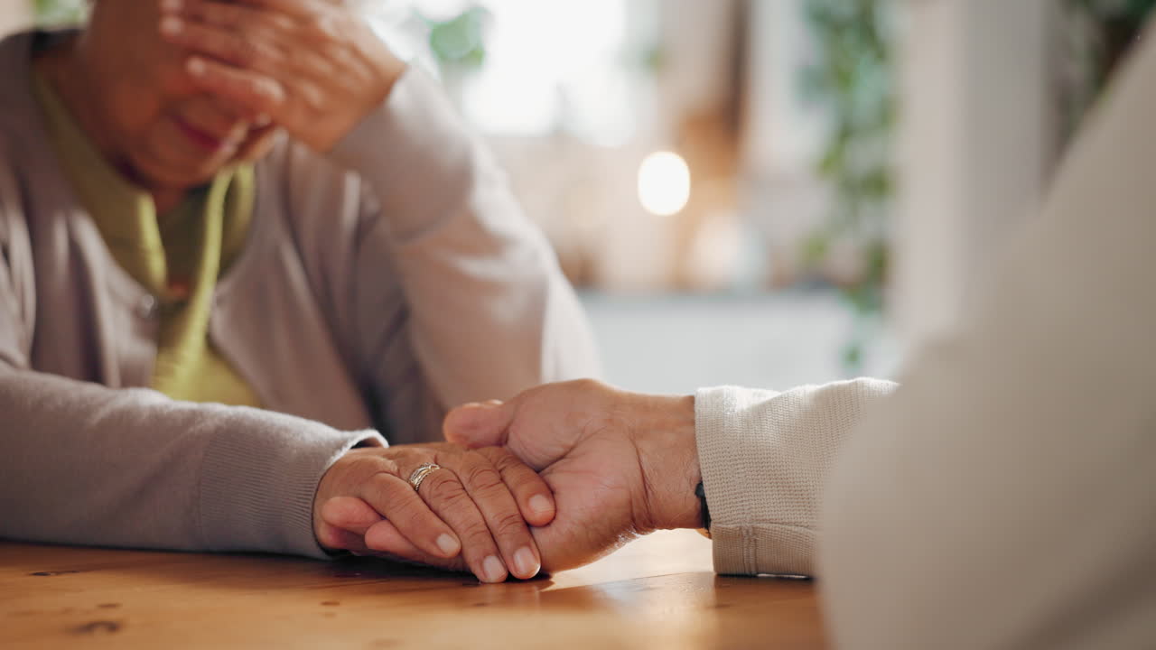 una pareja de ancianos tomados de la mano, mostrando amor y apoyo
