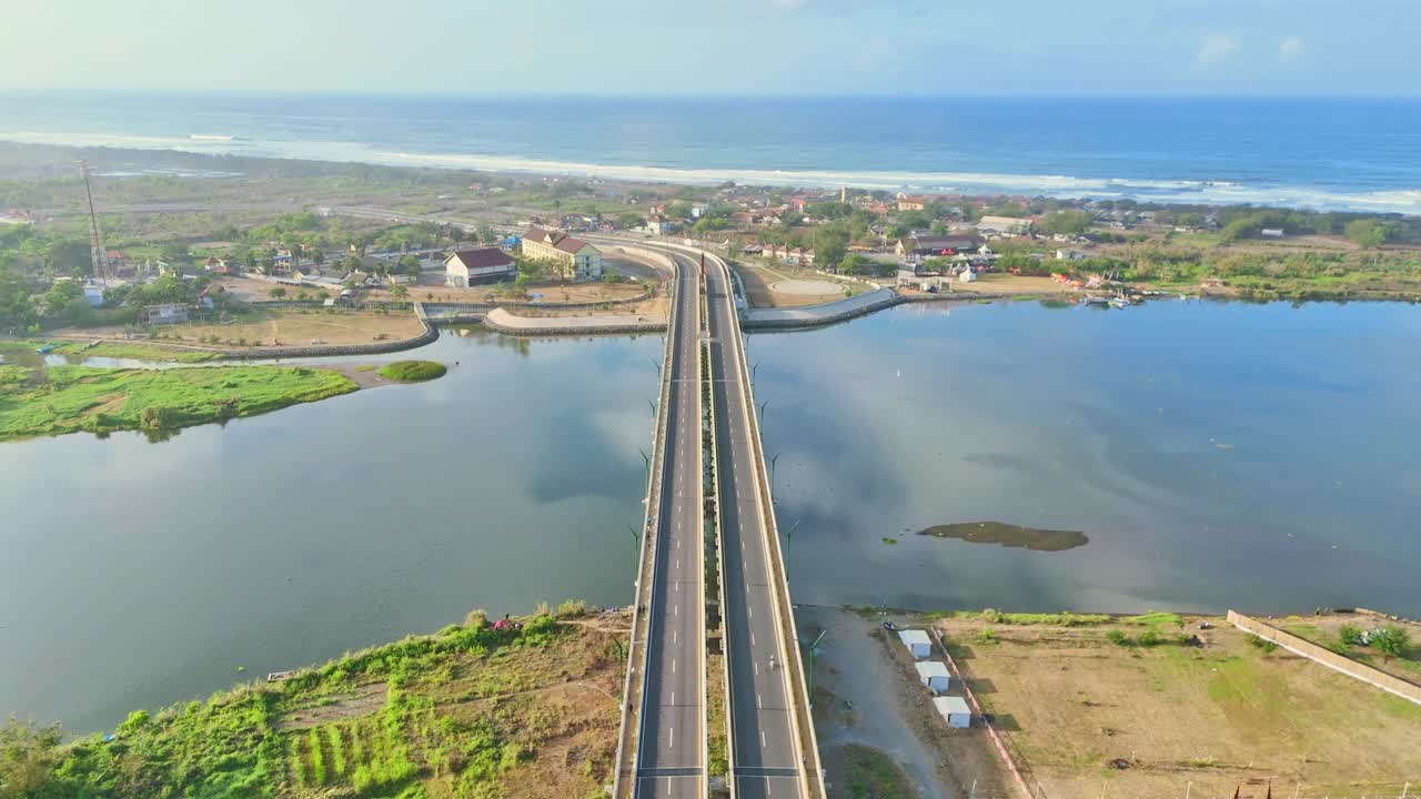 크레테크 2 다리 위의 높은 파노라마 뷰와 멀리 있는 바다